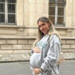Jesta Hillmann Instagram - Aujourd’hui 30 SA et 15 KG au compteur 💃 Clairement je ne me prive de rien et je me fais plaisir durant cette dernière grossesse. Je vais regretter ça dans quelques mois quand je serais en plein post-partum mais j’ai décidé de vivre dans le déni actuellement 😅 Le pire c’est que je suis dans le zéro culpabilité, juste du KIFF absolu et la suite on verra plus tard ! Pour vous faire un petit rappel Juliann j’avais pris 28/30 KG et Adriann 14 KG (mais c’était pas du jeu j’étais dans l’écriture du deuxième @jestatouille donc forcément j’ai bien mangé hyper équilibré et sain). Alors on lance les paris ? combien à votre avis à la fin de cette dernière grossesse ? Aha 🤪👇🏼