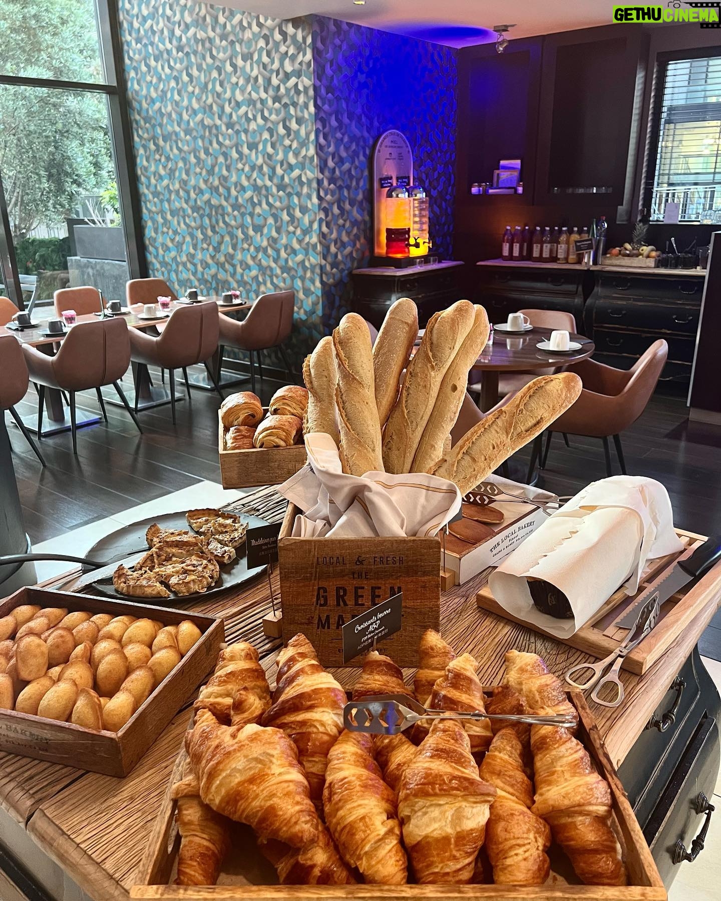 Jesta Hillmann Instagram - ✨CONCOURS✨ On a dormi dans un appart-hôtel Appart’City lors de notre venue à Paris et c'était tout simplement parfait ! Appart’City, ce sont des apparts prêts à vivre avec tout le confort du service hôtelier ! Aujourd'hui on veut vous en faire profiter vous aussi avec un concours pour remporter 2 nuits pour 2 à 4 personnes dans un Appart’City de votre choix (une centaine de destinations en France, en Suisse et en Belgique!) ☀️ Pour participer, il vous suffit de : - Liker ce post - Vous abonner à mon compte ainsi qu'à celui @appartcity - Mentionnez en commentaire la personne avec qui vous souhaitez séjourner! Tirage au sort le 16 juin Bonne chance à tous 🫶🏻