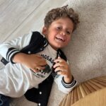 Jesta Hillmann Instagram – On s’y prend en avance, petite sélection de look automnale pour l’école avec Gémo ! 🍁 
D’ailleurs avis aux parents qui veulent éviter de perdre les affaires de leurs enfants à l’école, ils proposent un pack « Prêt à vivre » qui vous offre des étiquettes personnalisées pour l’achat d’un produit enfant de 0 à 16 ans !

Mon code promo JESTA10 est valable jusqu’au 30/08 et je vous met juste ici les références des tenues :
Tenue 1 ⬇️
Tee-shirt à manches longues : 40729570448
Veste sweat boutonnée : 40721510199
Jean : Réf. : 40726100109
Tenue 2 ⬇️
Sweat molleton jaune : réf. 40721500261
Pantalon kaki : réf. : 40728100184
Tenue 3 ⬇️
Pull dinosaure : réf. 40729530068
Pantalon molleton ocre : ref. 40721100142

@gemo_officiel
Collaboration commerciale rémunérée