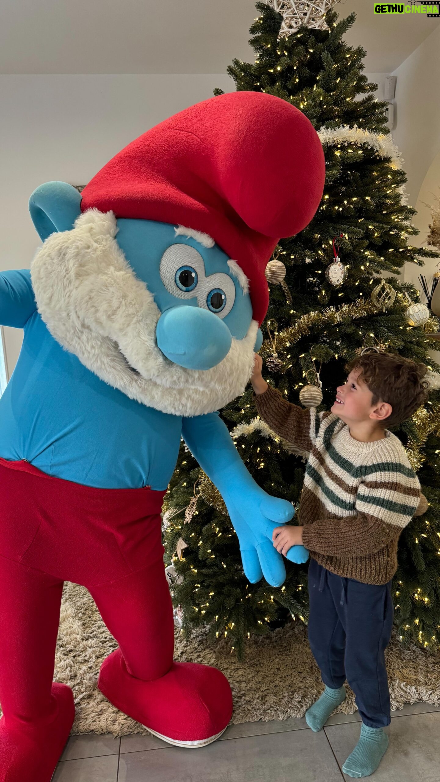 Jesta Hillmann Instagram - On a reçu la visite du grand Schtroumpf 💙 Les petits bonhommes bleus se sont invités dans les menus enfants chez Quick jusqu’au 22 janvier !  Vous trouverez 4 grands posters à collectionner avec des jeux, des coloriages et des stickers dans la Magic Box (pour les 4-7 ans) ainsi que 3 escape games* à réaliser à la maison, dans la Fun Box (pour les 8-11 ans).  *jeux d’évasion #publicité  Pour votre santé, pratiquez une activité physique régulière www.mangerbouger.fr @quick.france #schtroumpfs #famille #escapegame #mangerbouger