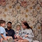 Jesta Hillmann Instagram - Cette vidéo date du 19 novembre 2023, le jour où on a annoncé à nos fils qu’ils allaient avoir un petit frère 🤍🥲