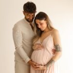 Jesta Hillmann Instagram – Enfin on y est, le mois de mai et lancé ! On t’attend tous avec énormément d’impatience petit boy.. 🙈 Comme je vous le dis depuis le début le prénom finira comme pour Juliann et Adriann donc en « iann ». Vous avez vos idées ? Qui sont les mamans de mai par ici aussi ? 🫶🏻

📸: @lestudiodechloe_photographe
