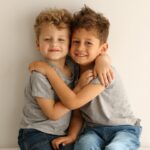 Jesta Hillmann Instagram – Ya pas de plus grand et fort bonheur que ce que me procure ces deux petites personnes… Mon troisième fils qui va rejoindre cette fratrie ne sait pas encore à quel point c’est un privilégié d’avoir deux grands frères aussi incroyable que ça. ❤️

Photo: @lestudiodechloe_photographe