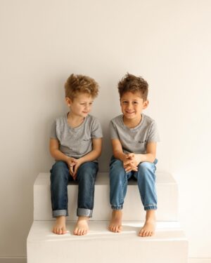 Jesta Hillmann Instagram - Ya pas de plus grand et fort bonheur que ce que me procure ces deux petites personnes… Mon troisième fils qui va rejoindre cette fratrie ne sait pas encore à quel point c’est un privilégié d’avoir deux grands frères aussi incroyable que ça. ❤️

Photo: @lestudiodechloe_photographe