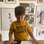 Jesta Hillmann Instagram - Les Stormtrooper ont débarqué chez Quick le 1er août 🍔 L’occasion de se remettre dans le bain de l’école en collectionnant les 4 fournitures scolaires Original Stormtrooper de la Magic Box et les 3 accessoires de rentrée de la Fun Box. Djudju est évidemment ravi de pouvoir dessiner, vous vous en doutez ! 🚀 Rendez-vous chez Quick pour retrouver tous ces accessoires. ✨ @quick.france #originalstormtrooper #magicbox #funbox #rentreescolaire #fournituresscolaires #accessoires #famille #sheppertondesignstudios #collaborationcommercialeremunérée #mangerbouger