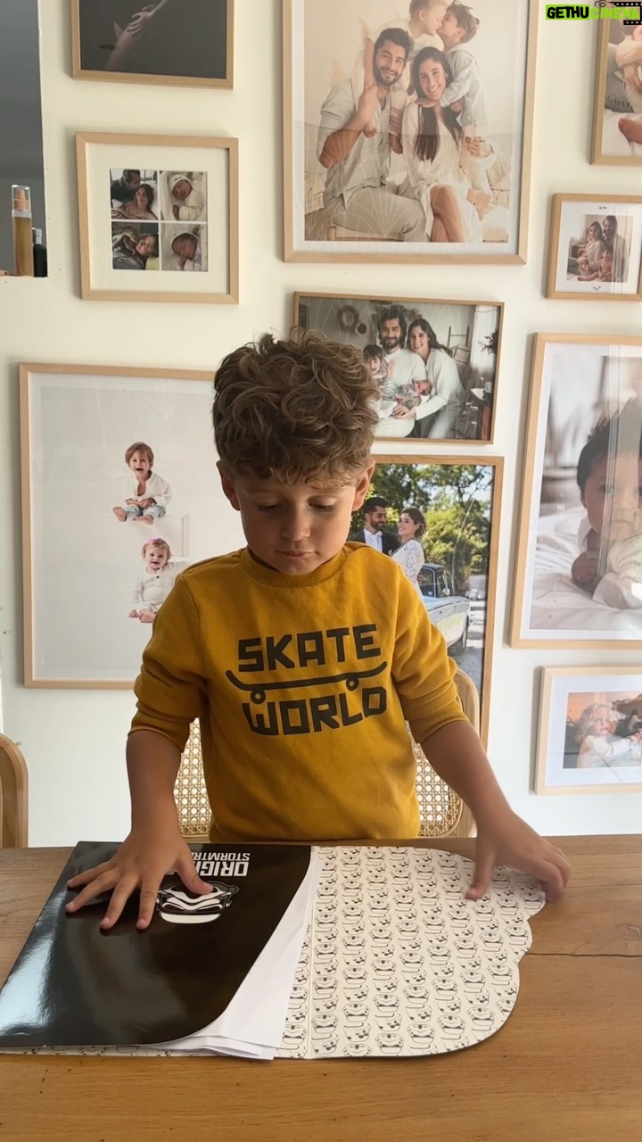 Jesta Hillmann Instagram - Les Stormtrooper ont débarqué chez Quick le 1er août 🍔 L’occasion de se remettre dans le bain de l’école en collectionnant les 4 fournitures scolaires Original Stormtrooper de la Magic Box et les 3 accessoires de rentrée de la Fun Box. Djudju est évidemment ravi de pouvoir dessiner, vous vous en doutez ! 🚀 Rendez-vous chez Quick pour retrouver tous ces accessoires. ✨ @quick.france #originalstormtrooper #magicbox #funbox #rentreescolaire #fournituresscolaires #accessoires #famille #sheppertondesignstudios #collaborationcommercialeremunérée #mangerbouger
