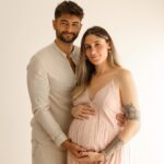 Jesta Hillmann Instagram – Enfin on y est, le mois de mai et lancé ! On t’attend tous avec énormément d’impatience petit boy.. 🙈 Comme je vous le dis depuis le début le prénom finira comme pour Juliann et Adriann donc en « iann ». Vous avez vos idées ? Qui sont les mamans de mai par ici aussi ? 🫶🏻

📸: @lestudiodechloe_photographe
