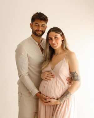 Jesta Hillmann Instagram - Enfin on y est, le mois de mai et lancé ! On t’attend tous avec énormément d’impatience petit boy.. 🙈 Comme je vous le dis depuis le début le prénom finira comme pour Juliann et Adriann donc en « iann ». Vous avez vos idées ? Qui sont les mamans de mai par ici aussi ? 🫶🏻

📸: @lestudiodechloe_photographe