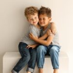 Jesta Hillmann Instagram – Ya pas de plus grand et fort bonheur que ce que me procure ces deux petites personnes… Mon troisième fils qui va rejoindre cette fratrie ne sait pas encore à quel point c’est un privilégié d’avoir deux grands frères aussi incroyable que ça. ❤️

Photo: @lestudiodechloe_photographe
