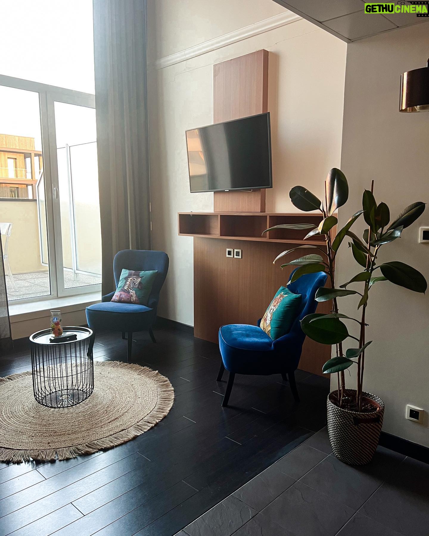 Jesta Hillmann Instagram - ✨CONCOURS✨ On a dormi dans un appart-hôtel Appart’City lors de notre venue à Paris et c'était tout simplement parfait ! Appart’City, ce sont des apparts prêts à vivre avec tout le confort du service hôtelier ! Aujourd'hui on veut vous en faire profiter vous aussi avec un concours pour remporter 2 nuits pour 2 à 4 personnes dans un Appart’City de votre choix (une centaine de destinations en France, en Suisse et en Belgique!) ☀️ Pour participer, il vous suffit de : - Liker ce post - Vous abonner à mon compte ainsi qu'à celui @appartcity - Mentionnez en commentaire la personne avec qui vous souhaitez séjourner! Tirage au sort le 16 juin Bonne chance à tous 🫶🏻