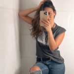 Jhendelyn Nuñez Instagram - Buenas, buenas, comenzó el fin de semana 😄 Algún plan para este viernes por la noche ? 🤨 Mi encuesta del viernes pasado 80% acostados y 20% 🎊 Hoy cambia ? 😂 linda noche 💜