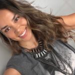 Jhendelyn Nuñez Instagram - Buenas, buenas, comenzó el fin de semana 😄 Algún plan para este viernes por la noche ? 🤨 Mi encuesta del viernes pasado 80% acostados y 20% 🎊 Hoy cambia ? 😂 linda noche 💜