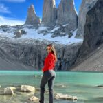 Jhendelyn Nuñez Instagram - Sueño cumplido !!! 🫶❤️ Parque Nacional Torres Del Paine 🙌🏻 . Con este post finalizo un viaje que tenía pendiente por el sur de chile ❤️ Sin duda, uno de los mejores, era despertar y maravillarse con sus paisajes 🤩 Les cuento como dato que me cancheree con el trekking po, dije: “subo siempre cerros, estoy preparada” naaaaa, mentira señores, casi bajo en helicóptero ajjajajaj (bromeo) pero, me costó el regreso. A mitad de camino no quería más😅 Mientras personas mayores me saludaban bajando (secos 💪) Prepárense si vienen, son 9 horitas sin contar lo que te quedes arriba 😅 Agradecer a @hotel.lago.grey que se portaron increíble. La energía de sus guías, trabajadores del hotel, era admirable. 100% recomendado 😍 Volveré… #torresdelpaine #trekking #octavamaravilla #chile