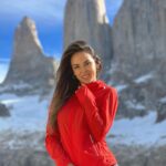 Jhendelyn Nuñez Instagram - Sueño cumplido !!! 🫶❤️ Parque Nacional Torres Del Paine 🙌🏻 . Con este post finalizo un viaje que tenía pendiente por el sur de chile ❤️ Sin duda, uno de los mejores, era despertar y maravillarse con sus paisajes 🤩 Les cuento como dato que me cancheree con el trekking po, dije: “subo siempre cerros, estoy preparada” naaaaa, mentira señores, casi bajo en helicóptero ajjajajaj (bromeo) pero, me costó el regreso. A mitad de camino no quería más😅 Mientras personas mayores me saludaban bajando (secos 💪) Prepárense si vienen, son 9 horitas sin contar lo que te quedes arriba 😅 Agradecer a @hotel.lago.grey que se portaron increíble. La energía de sus guías, trabajadores del hotel, era admirable. 100% recomendado 😍 Volveré… #torresdelpaine #trekking #octavamaravilla #chile