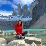 Jhendelyn Nuñez Instagram - Sueño cumplido !!! 🫶❤️ Parque Nacional Torres Del Paine 🙌🏻 . Con este post finalizo un viaje que tenía pendiente por el sur de chile ❤️ Sin duda, uno de los mejores, era despertar y maravillarse con sus paisajes 🤩 Les cuento como dato que me cancheree con el trekking po, dije: “subo siempre cerros, estoy preparada” naaaaa, mentira señores, casi bajo en helicóptero ajjajajaj (bromeo) pero, me costó el regreso. A mitad de camino no quería más😅 Mientras personas mayores me saludaban bajando (secos 💪) Prepárense si vienen, son 9 horitas sin contar lo que te quedes arriba 😅 Agradecer a @hotel.lago.grey que se portaron increíble. La energía de sus guías, trabajadores del hotel, era admirable. 100% recomendado 😍 Volveré… #torresdelpaine #trekking #octavamaravilla #chile
