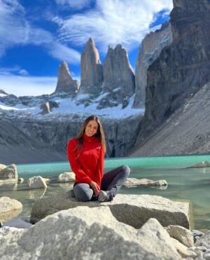 Jhendelyn Nuñez Instagram - Sueño cumplido !!! 🫶❤️
Parque Nacional Torres Del Paine 🙌🏻
.
Con este post finalizo un viaje que tenía pendiente por el sur de chile ❤️
Sin duda, uno de los mejores, era despertar y maravillarse con sus paisajes 🤩
Les cuento como dato que me cancheree con el trekking po, dije: “subo siempre cerros, estoy preparada” naaaaa, mentira señores, casi bajo en helicóptero ajjajajaj (bromeo) pero, me costó el regreso. A mitad de camino no quería más😅 Mientras personas mayores me saludaban bajando (secos 💪)
Prepárense si vienen, son 9 horitas sin contar lo que te quedes arriba 😅
Agradecer a @hotel.lago.grey que se portaron increíble. La energía de sus guías, trabajadores del hotel, era admirable. 100% recomendado 😍
Volveré…

#torresdelpaine #trekking #octavamaravilla #chile