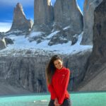 Jhendelyn Nuñez Instagram - Sueño cumplido !!! 🫶❤️ Parque Nacional Torres Del Paine 🙌🏻 . Con este post finalizo un viaje que tenía pendiente por el sur de chile ❤️ Sin duda, uno de los mejores, era despertar y maravillarse con sus paisajes 🤩 Les cuento como dato que me cancheree con el trekking po, dije: “subo siempre cerros, estoy preparada” naaaaa, mentira señores, casi bajo en helicóptero ajjajajaj (bromeo) pero, me costó el regreso. A mitad de camino no quería más😅 Mientras personas mayores me saludaban bajando (secos 💪) Prepárense si vienen, son 9 horitas sin contar lo que te quedes arriba 😅 Agradecer a @hotel.lago.grey que se portaron increíble. La energía de sus guías, trabajadores del hotel, era admirable. 100% recomendado 😍 Volveré… #torresdelpaine #trekking #octavamaravilla #chile