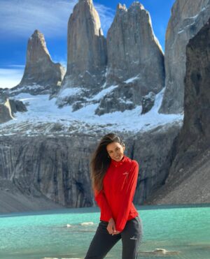 Jhendelyn Nuñez Instagram - Sueño cumplido !!! 🫶❤️
Parque Nacional Torres Del Paine 🙌🏻
.
Con este post finalizo un viaje que tenía pendiente por el sur de chile ❤️
Sin duda, uno de los mejores, era despertar y maravillarse con sus paisajes 🤩
Les cuento como dato que me cancheree con el trekking po, dije: “subo siempre cerros, estoy preparada” naaaaa, mentira señores, casi bajo en helicóptero ajjajajaj (bromeo) pero, me costó el regreso. A mitad de camino no quería más😅 Mientras personas mayores me saludaban bajando (secos 💪)
Prepárense si vienen, son 9 horitas sin contar lo que te quedes arriba 😅
Agradecer a @hotel.lago.grey que se portaron increíble. La energía de sus guías, trabajadores del hotel, era admirable. 100% recomendado 😍
Volveré…

#torresdelpaine #trekking #octavamaravilla #chile