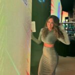 Jhendelyn Nuñez Instagram - Nuevo evento empresa 😍 Comenzamos la animación 😄 Como siempre @nicolettavalentina 👗 acompañándome 🤩 #aniversario #caren