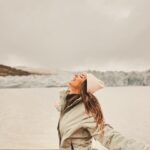 Jhendelyn Nuñez Instagram - Chile 🇨🇱🙌🏻😍 Con qué paisaje te quedas ? 1 #glaciargrey desde #lancha 2 #glaciargrey #caminatasobrehielo 3 #sarabraun 4 #puenteloreto 5 #bosquedelenga 6 #cuernosdelpaine 7 #miradorríoserrano 8 #parquenacionaltorresdelpaine 9 #cuevadelmilodón Sólo adelantarles que podrían pronto estar ahí. Se viene una sorpresa para ustedes 😍🫶