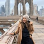 Jhendelyn Nuñez Instagram - Después de 13 años o más vuelvo de pasadita a #nuevayork 😍 Solo una pequeña escala para nuestro destino final 😱 nos quedan 15 horas 😀 #newyork #puentebrooklyn