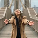 Jhendelyn Nuñez Instagram - Después de 13 años o más vuelvo de pasadita a #nuevayork 😍 Solo una pequeña escala para nuestro destino final 😱 nos quedan 15 horas 😀 #newyork #puentebrooklyn