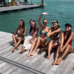 Jhendelyn Nuñez Instagram – Primer y segundo día en esta maravillosa y primera aventura con la familia @royalcaribbeanlatam 🤩
Como pueden ver es impresionante lo grande y lindo que es el crucero. Es una ciudad entera arriba del agua. Comencé visitando mi habitación y atractivos principales. Por la noche fui a comer a un restaurante de sushi y a ver “Grease” en el Royal Theater 😍.

El segundo día fuimos a la isla Perfect Day at CocoCay para tener un día perfecto 🤩. Esta es la isla privada de Royal Caribbean. Estuvimos bañándonos en sus múltiples piscinas, nos tiramos en tobogán, caminamos al rededor de la playa y terminamos en unas cabañas flotantes preciosas con todo nuestro grupo. El lugar era precioso, muy colorido, daban ganas de quedarse en la playita por mucho tiempo 🙌🏻
Ayyy !!! Ya les seguiré  contando de mi primera vez en un 🚢 😍

 #PerfectDayatCocoCay #HarmonyoftheSeas #RoyalPartner #RoyalCaribbean