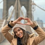 Jhendelyn Nuñez Instagram - Después de 13 años o más vuelvo de pasadita a #nuevayork 😍 Solo una pequeña escala para nuestro destino final 😱 nos quedan 15 horas 😀 #newyork #puentebrooklyn