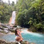 Jhendelyn Nuñez Instagram - Sin duda alguna unos de los atractivos de Costa Rica son sus cascadas 🤩. Hay muchísimos tours para visitarlas. En bajos del toro (Blue falls) están Las Gemelas, Tepezquintle, La Celestial, La Turquesa y La Pintada. Son muy lindas, la caminata es relajada, unos 30 min. aprox para llegar a la primera, 15 min. para la que sigue y así 😀 #costarica🇨🇷 #cascada #cascadalasgemelas #bajosdeltoro #bluefallsofcostarica
