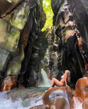 Jhendelyn Nuñez Instagram - 😱 Catarata Santuario 🤩

La vi por TikTok y dije: “Quiero conocerla” 😍
Queda en un pueblito hermoso llamado El Gavilan, para ingresar a esta catarata debes ir con un Guía ya que es un recinto privado. Tiene un valor de 20.000 Colones aprox.
Es realmente hermosa y diferente a las demás.

#cataratasantuario #elgavilan #costarica #alajuelacostarica