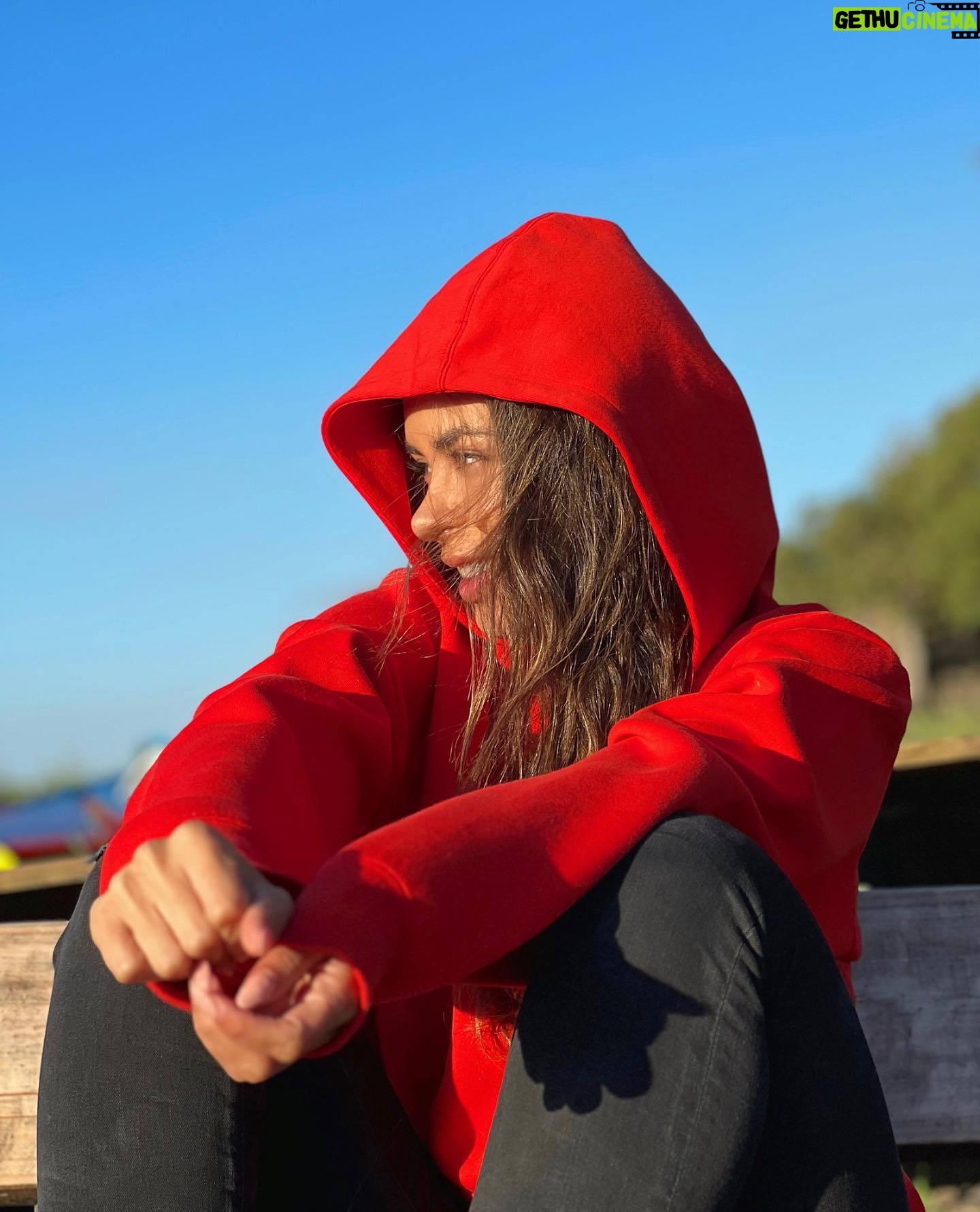 Jhendelyn Nuñez Instagram - Feliz día del amor ❤️🥰😍 Espero que esté lindo sentimiento este presente día a día en lo que hacen 🫶 Y ya que hoy nos ponemos más románticos, porqué no me cuentan una historia linda de amor, o déjeme su canción favorita, o simplemente dedíquenle un lindo mensaje en este post a la persona que aman 😍 Los leoooooo 🫶