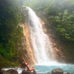 Jhendelyn Nuñez Instagram - Sin duda alguna unos de los atractivos de Costa Rica son sus cascadas 🤩. Hay muchísimos tours para visitarlas. En bajos del toro (Blue falls) están Las Gemelas, Tepezquintle, La Celestial, La Turquesa y La Pintada. Son muy lindas, la caminata es relajada, unos 30 min. aprox para llegar a la primera, 15 min. para la que sigue y así 😀 #costarica🇨🇷 #cascada #cascadalasgemelas #bajosdeltoro #bluefallsofcostarica