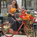 Jhendelyn Nuñez Instagram - Hola!😃 Con una 🌺 confirma si estás de vacaciones #amsterdam