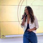 Jhendelyn Nuñez Instagram - Cuando pensamos que todo iba bien…💥 Producción: “Jhen necesitamos prender la cosa” Que me dijeron, agarré demasiado vuelo y COMPRÉ TERRENO 😱😅😂 Siempre hay una primera vez, en eventos digo porque ya había comprado terreno en los Power (caída de la silla) 😂 Hay que reírse, lo pase demasiado bien. Gracias por tanto ❤️ #evento #caída #pepsico #activación #sucursal #cerrillos