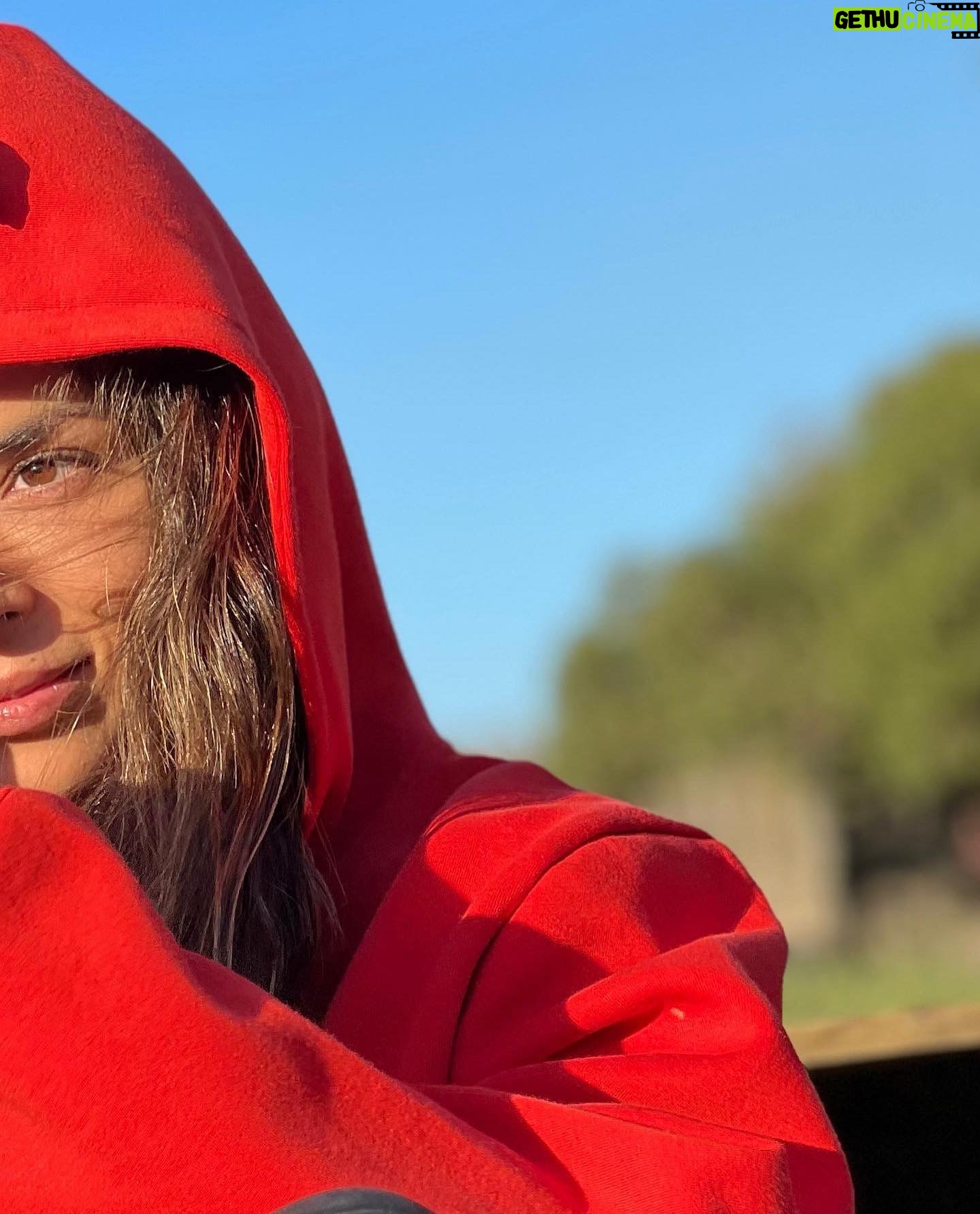 Jhendelyn Nuñez Instagram - Feliz día del amor ❤️🥰😍 Espero que esté lindo sentimiento este presente día a día en lo que hacen 🫶 Y ya que hoy nos ponemos más románticos, porqué no me cuentan una historia linda de amor, o déjeme su canción favorita, o simplemente dedíquenle un lindo mensaje en este post a la persona que aman 😍 Los leoooooo 🫶