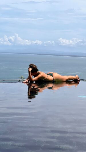 Jhendelyn Nuñez Instagram - 🎁 ✈️ Gana una estadía para 2 personas por 4 días en una Suite de lujo más desayuno en el maravilloso @hotelmakanda !!!! 🤩😍🙌🏻
Ustedes saben que me encanta que puedan disfrutar de los viajes que hago, y si me invitan a una colaboración, también pido estadía para ustedes !!! 🤩🙌🏻🇨🇷

Qué debes hacer ? Muy simple 😃 solo 2 pasos. 

1- seguir la cuenta de @hotelmakanda y la mía (@jhen_nunez)

2- etiquetar a 2 amig@s y listo !!!! 

Ya estás participando 🤩

Valor referencial del premio: 
1.000 USD por noche, total por: 3.260.000 pesos aprox.
4 noches para 2 personas en Suite de lujo más desayuno (puede ser con piscina privada, jacuzzi, balcón con vista al mar y selva tropical. Todo esto sujeto a disponibilidad) 😱😀

No te puedes perder esta experiencia inolvidable en un hotel donde podrás disfrutar de su flora y fauna, infraestructura, decoración, su gente amable y mucho mas 😍

Podrás participar hasta el día 6 de agosto ! En mi Instagram daremos al ganador 😃 y hasta el 31 diciembre del 2023 podrás dar la fecha de tu viaje.

Entre más participes, más posibilidades  tienes de ganar 😍🙌🏻

#costarica🇨🇷 #manuelantonio #hotelmakanda