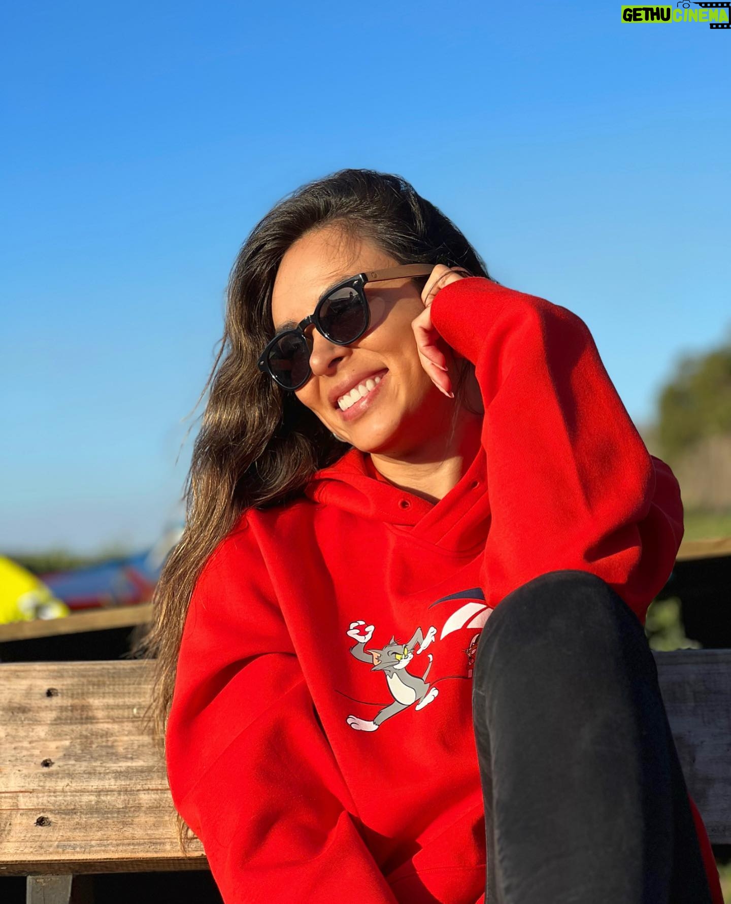 Jhendelyn Nuñez Instagram - Feliz día del amor ❤️🥰😍 Espero que esté lindo sentimiento este presente día a día en lo que hacen 🫶 Y ya que hoy nos ponemos más románticos, porqué no me cuentan una historia linda de amor, o déjeme su canción favorita, o simplemente dedíquenle un lindo mensaje en este post a la persona que aman 😍 Los leoooooo 🫶