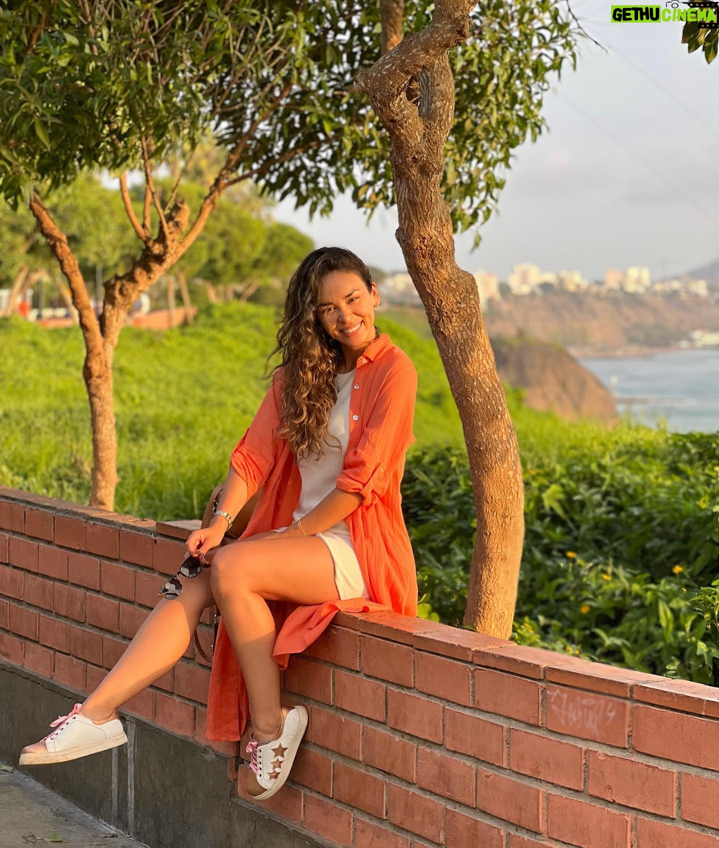 Jhendelyn Nuñez Instagram - Al parecer tuve mucha suerte. Dicen que Lima siempre está nublado y los poquitos días que estuve, fueron soleados 🤩 Hace unos 15 años que no venía, lo encontré mucho más lindo, acompañado de sus 27 grados (cosa rara para la fecha). Apenas tenga un tiempo les subo datos para ir a cenar, está un 20% aprox más barato que en chile 😃 #perú #lima #malecón #miraflores #parquedelamor #larcomar