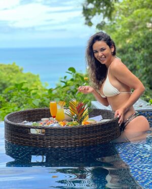 Jhendelyn Nuñez Instagram - Costa Rica #puravida 🇨🇷🤩
Mención especial a su gente: llegué y bastaron 2 horas para decir: “Que onda lo amables que son”, escuchas todo el tiempo “Con mucho gusto“, “pura vida” y así (Ojo, sin pedir nada a cambio). Realmente muy buena onda!.🙌🏻 
Por último y no menos importante la estadía en @hotelmakanda , maravilloso !!! 😍 no me quería mover. Sus instalaciones, decoración, arquitectura, flora y fauna deslumbran 🐒🦋🤩

#costarica🇨🇷 #manuelantonio