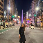 Jhendelyn Nuñez Instagram - 📸 #obeliscobuenosaires ( primera vez que me tomo una foto y había estado varias veces 😅) 📸 #santelmobuenosaires #solardefrench ( Primera vez visitándolo. Fuimos el domingo, había mucha gente por lo que no pudimos disfrutar mucho. Pero bien ondero el mercado, musica, comida y más 🤩 ah y los paraguas 😍 ) 📸 #corrientes ( les dejó como dato la obra que fuimos a ver y el precio. Tom, Dick & Harry. Divertida 😂 Valor: 11.000 pesos 🇨🇱 )