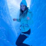 Jhendelyn Nuñez Instagram - Impresionante !!! Caminata sobre Glaciar Grey 😍🙌🏻 16.800 km2 de Campos de hielo Sur Equipada @andeslandchile #glaciargrey #patagonia #chile