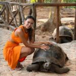 Jhendelyn Nuñez Instagram - Cuántos años creen que tiene la segunda 🐢? #isladechanguu #tanzania🇹🇿 #africa