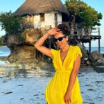 Jhendelyn Nuñez Instagram - The Rock Restaurant A quién no le ha pasado ? 😅🤭 vas por la foto 3 y te encuentras con la 4 Yo: (canción de tik tok) mis ahorros ! 🎶 🤣 #zanzibar🇹🇿 #tanzania🇹🇿 #therockrestaurant #áfrica