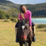Jhendelyn Nuñez Instagram - Maravillada con los paisajes de la Patagonia 😍 Una mezcla perfecta de las 4 estaciones. ☀️ 🍁 ☔️ 🌺 Acompañada de @skyairline donde vuelas en la flota más moderna de Sudamérica, que además es la más sustentable con el medio ambiente. #patagonia #chile #villaserrano #cabalgata #bagual