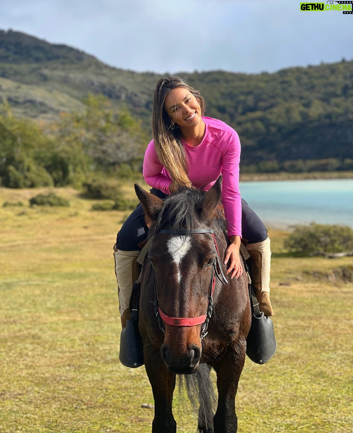 Jhendelyn Nuñez Instagram - Maravillada con los paisajes de la Patagonia 😍 Una mezcla perfecta de las 4 estaciones. ☀️ 🍁 ☔️ 🌺 Acompañada de @skyairline donde vuelas en la flota más moderna de Sudamérica, que además es la más sustentable con el medio ambiente. #patagonia #chile #villaserrano #cabalgata #bagual