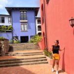 Jhendelyn Nuñez Instagram - Les hice caso. Me recomendaron visitar “Las Catalinas” y acá estoy 😀 Queda a 1 hora aprox. de Tamarindo, cómo pueden ver en las fotos, es muy colorido, limpio y diferente. Con un estilo de casa Colonial, tiendas, restaurantes, pequeños hoteles, senderos, playas, etc Gracias por sus datitos 🙌🏻💕 #lascatalinas #guanacaste #costarica🇨🇷