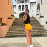 Jhendelyn Nuñez Instagram - Les hice caso. Me recomendaron visitar “Las Catalinas” y acá estoy 😀 Queda a 1 hora aprox. de Tamarindo, cómo pueden ver en las fotos, es muy colorido, limpio y diferente. Con un estilo de casa Colonial, tiendas, restaurantes, pequeños hoteles, senderos, playas, etc Gracias por sus datitos 🙌🏻💕 #lascatalinas #guanacaste #costarica🇨🇷