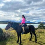 Jhendelyn Nuñez Instagram - Maravillada con los paisajes de la Patagonia 😍 Una mezcla perfecta de las 4 estaciones. ☀️ 🍁 ☔️ 🌺 Acompañada de @skyairline donde vuelas en la flota más moderna de Sudamérica, que además es la más sustentable con el medio ambiente. #patagonia #chile #villaserrano #cabalgata #bagual