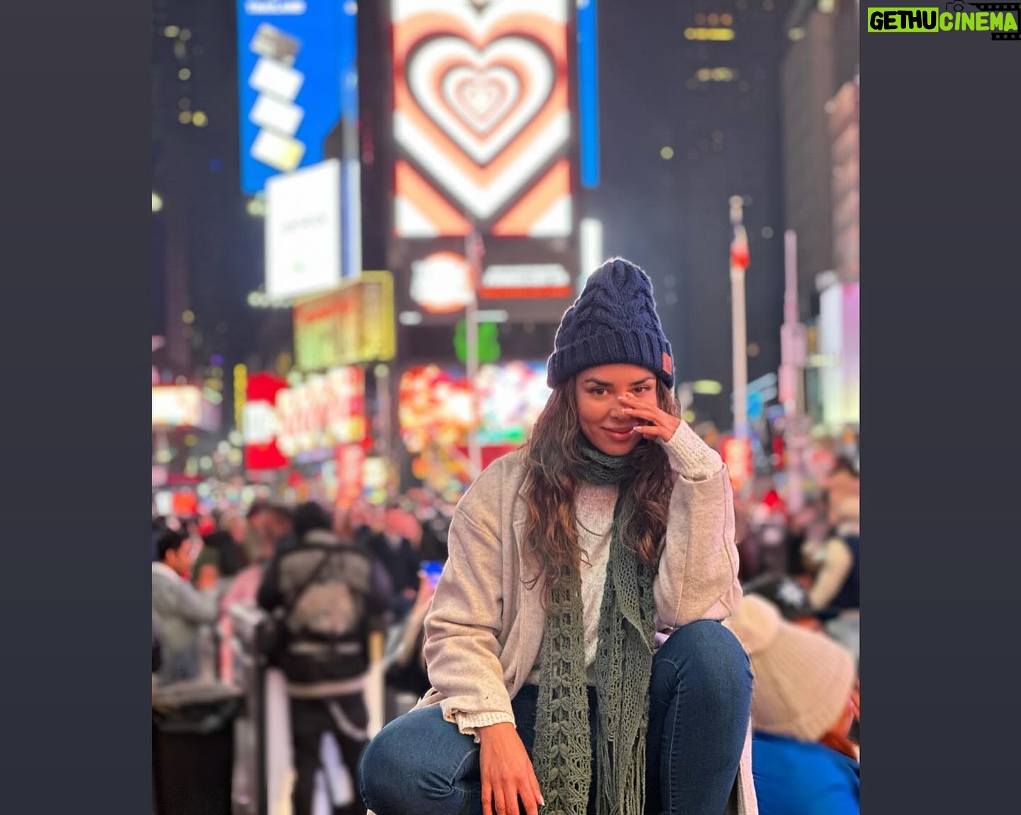 Jhendelyn Nuñez Instagram - Esta fue la última parada del viaje ! 🤩😍 Cómo les conté había venido hace algunos años, pero no conocía el Empire State y Central Park ! Hermosos ambos 🙌🏻 Dato: Por el retraso del vuelo llegamos sin maletas, pero habíamos dejado una al comienzo del viaje con ropa de invierno, yo antes de esto no tenía idea que se podían guardar. Así que 10/10 Usebounce.com Fueron 2 semanas y medias con fotos pa’ 3 meses 😂 Creo que ya les publiqué todos los datos, si tienen algún otro. Escríbame no más ❤️ #empirestatebuilding #centralpark #timesquare #newyork #eeuu🇺🇸