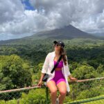 Jhendelyn Nuñez Instagram - Hola #costarica 🇨🇷 👋 Maravillada con tanto verde 🌳 Dejen sus datitos, los que ya conoce 🙏😀 📸 Hoy #lafortunacostarica 😃 #puentescolgantes #hangingbridge #misticoarenalhangingbridgespark #skyadventure #volcanarenal #manodelarenal
